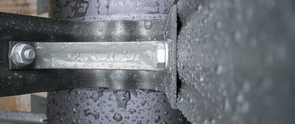 Highly corrosion-resistant galvanised or stainless steel blades